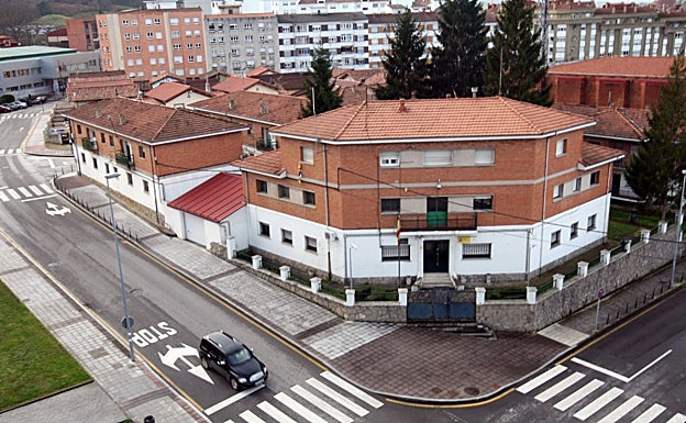 Cuartel de la Guardia Civil en pleno centro urbano de Pola de Siero.
