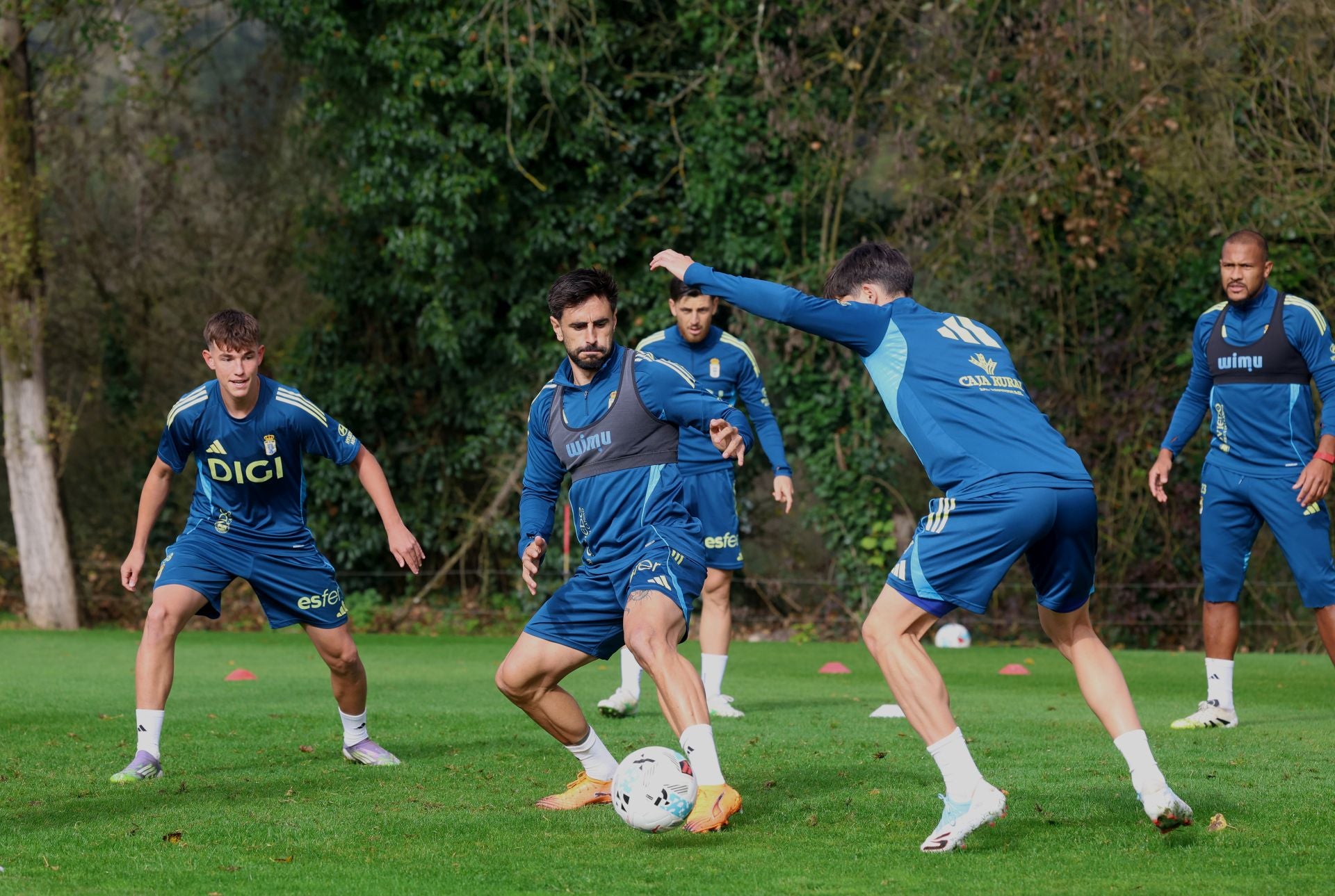 Fotos y autógrafos antes del último entrenamiento del Real Oviedo