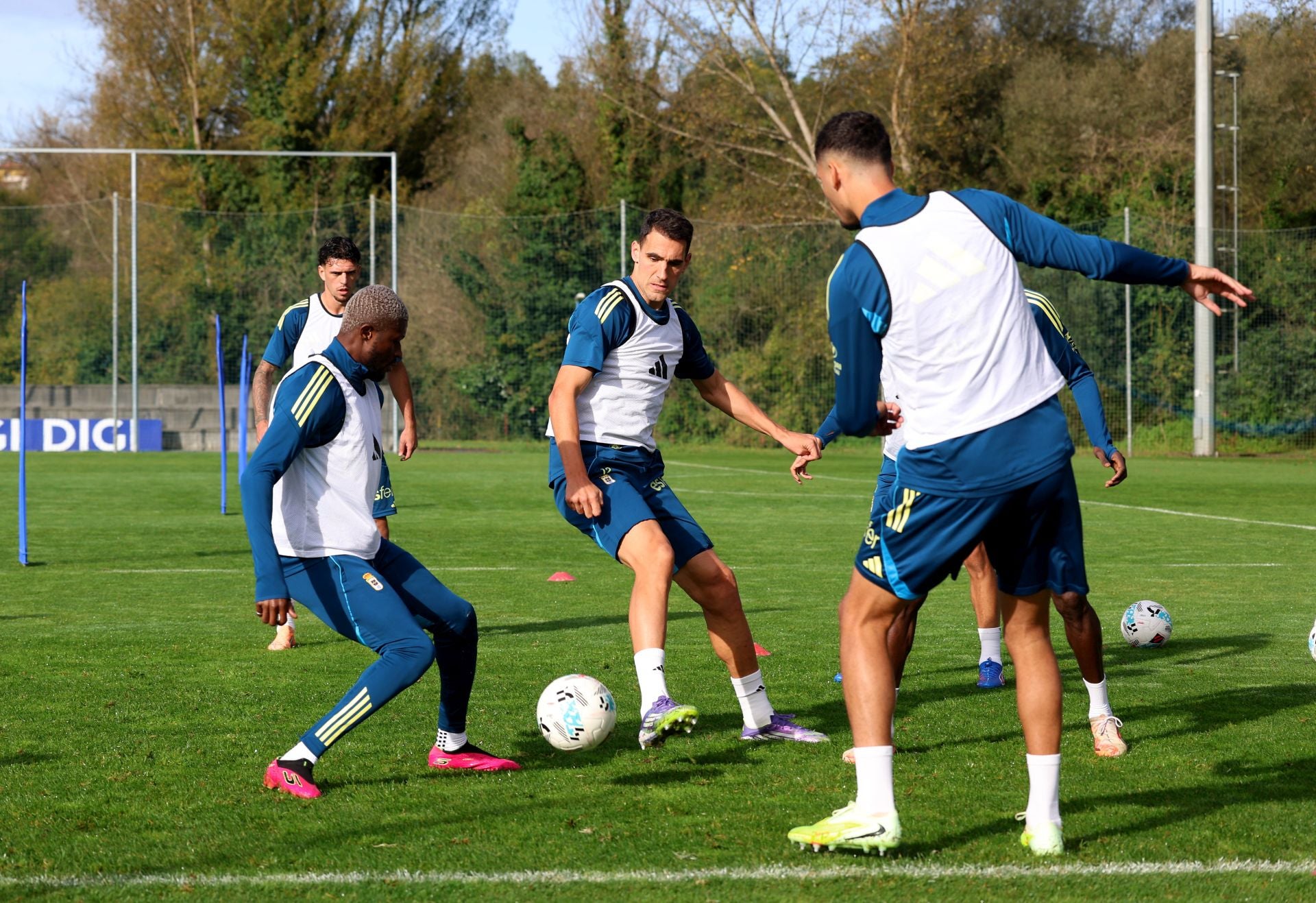 Fotos y autógrafos antes del último entrenamiento del Real Oviedo