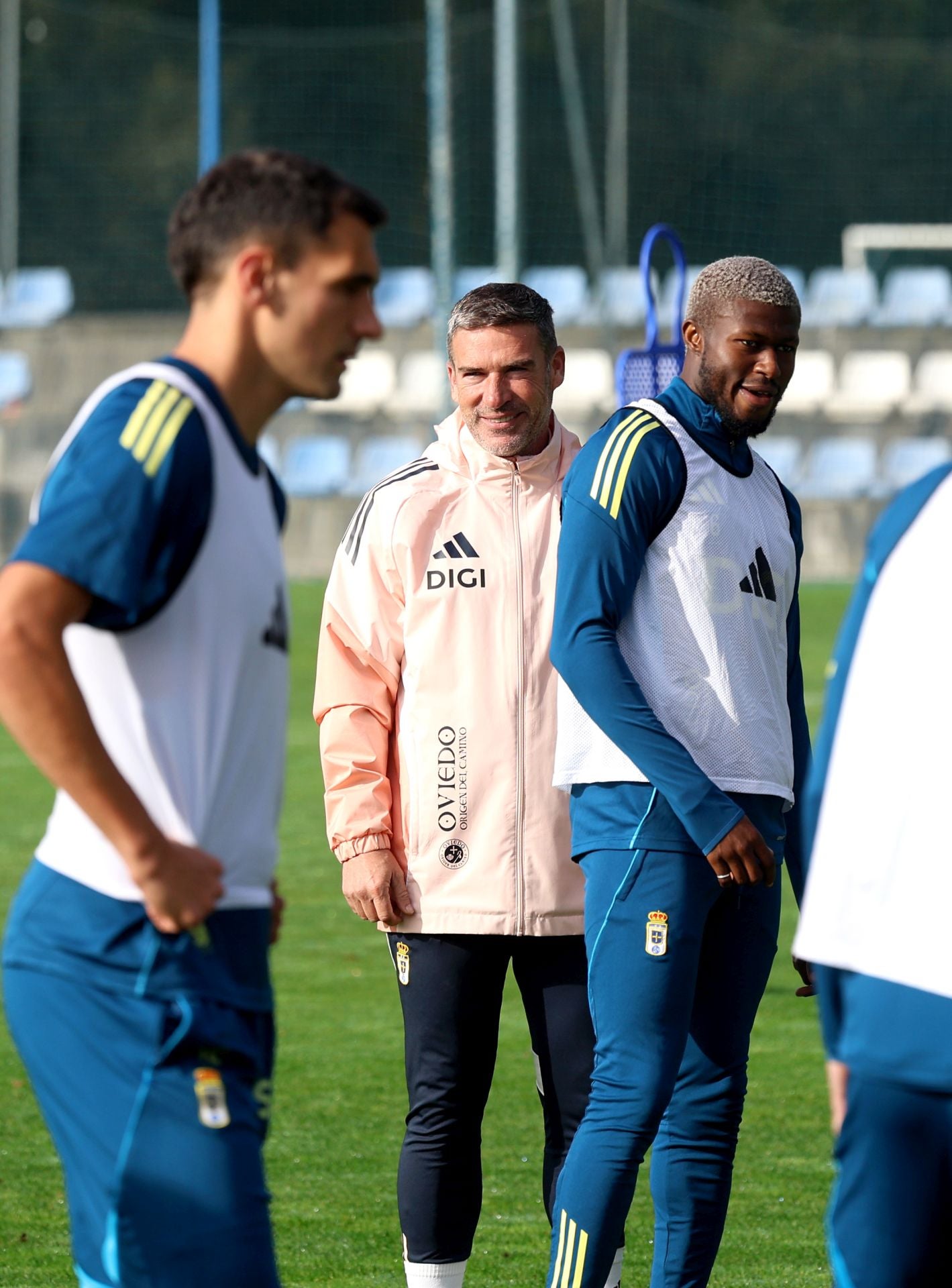 Fotos y autógrafos antes del último entrenamiento del Real Oviedo