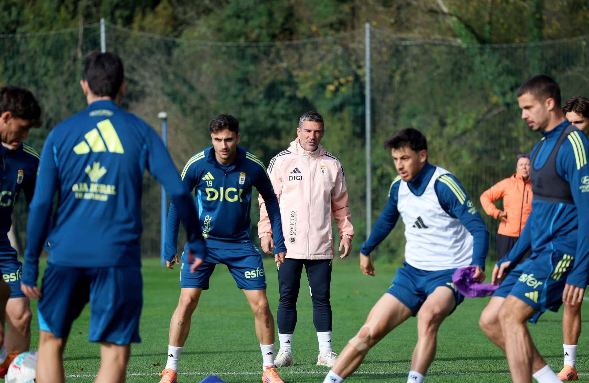 Fotos y autógrafos antes del último entrenamiento del Real Oviedo