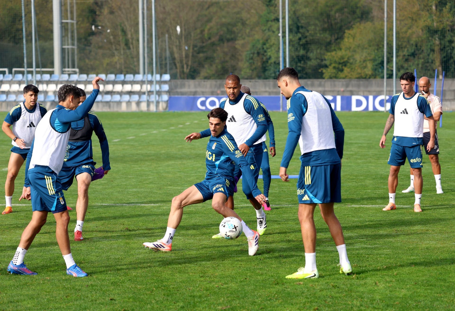 Fotos y autógrafos antes del último entrenamiento del Real Oviedo