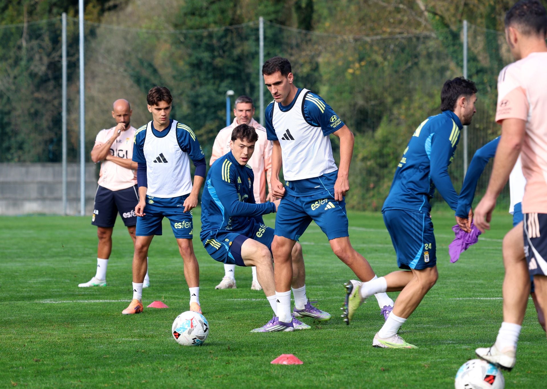Fotos y autógrafos antes del último entrenamiento del Real Oviedo