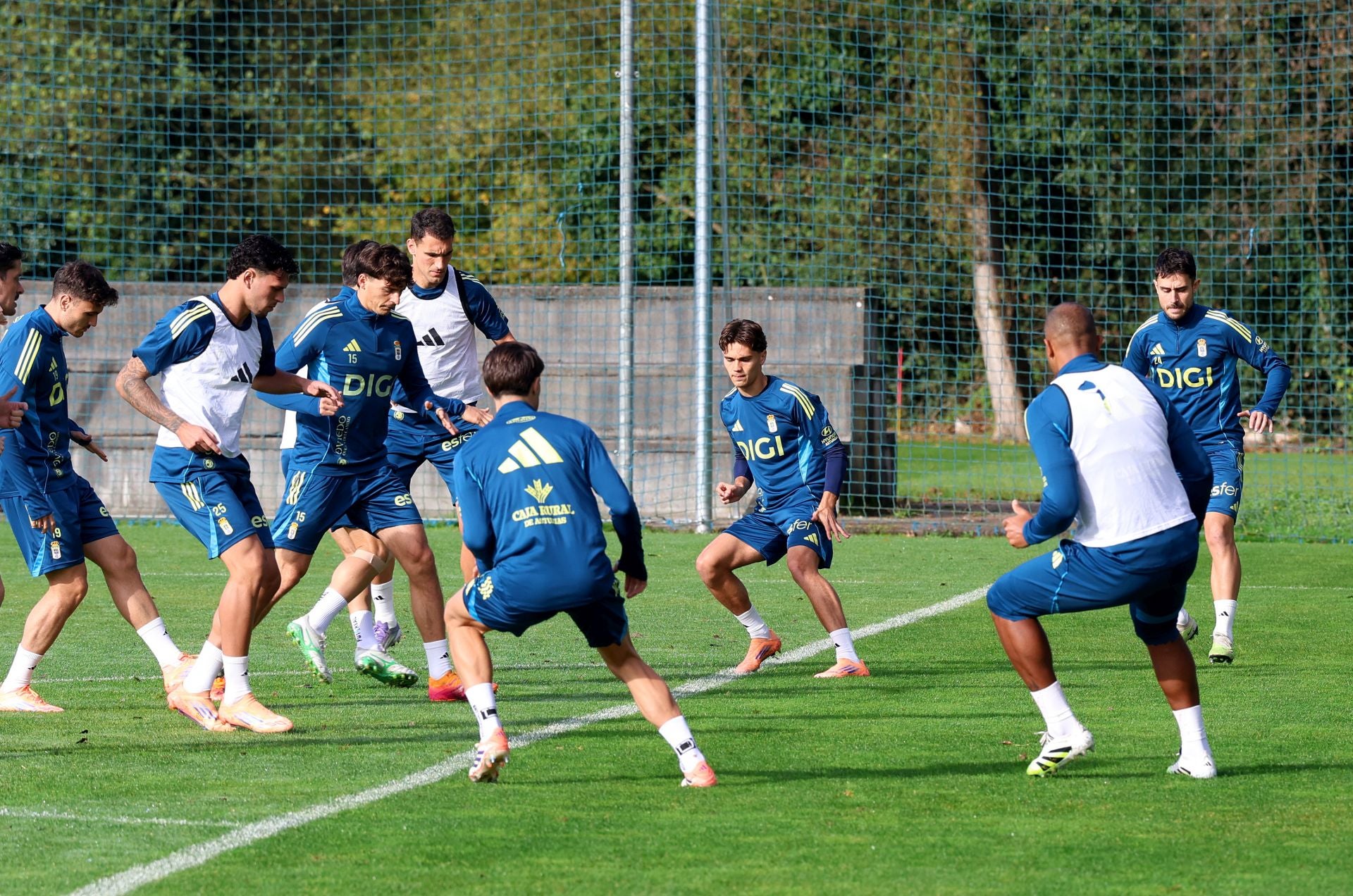 Fotos y autógrafos antes del último entrenamiento del Real Oviedo