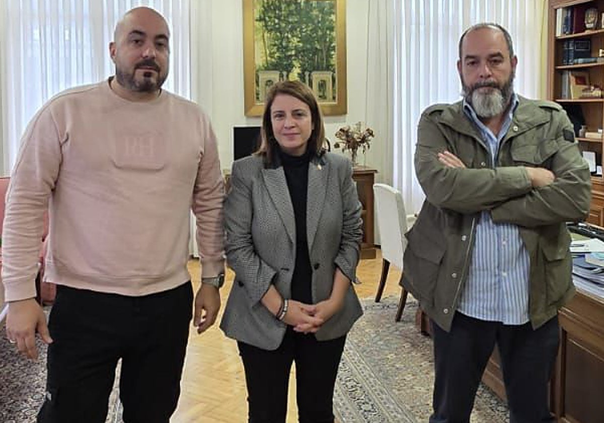 La delegada del Gobierno en Asturias, Adriana Lastra, con José Luis Alonso López (izquierda) e Ignacio García Baragaño, de la asociación profesional Unión de Guardias Civiles de Asturias.