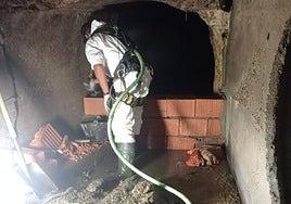 Un operario trabajando con respiración asistida a cinco metros bajo tierra en La Pola.