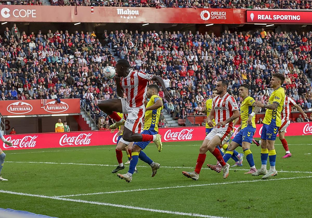 El Sporting de Gijón suma y sigue pese a las bajas