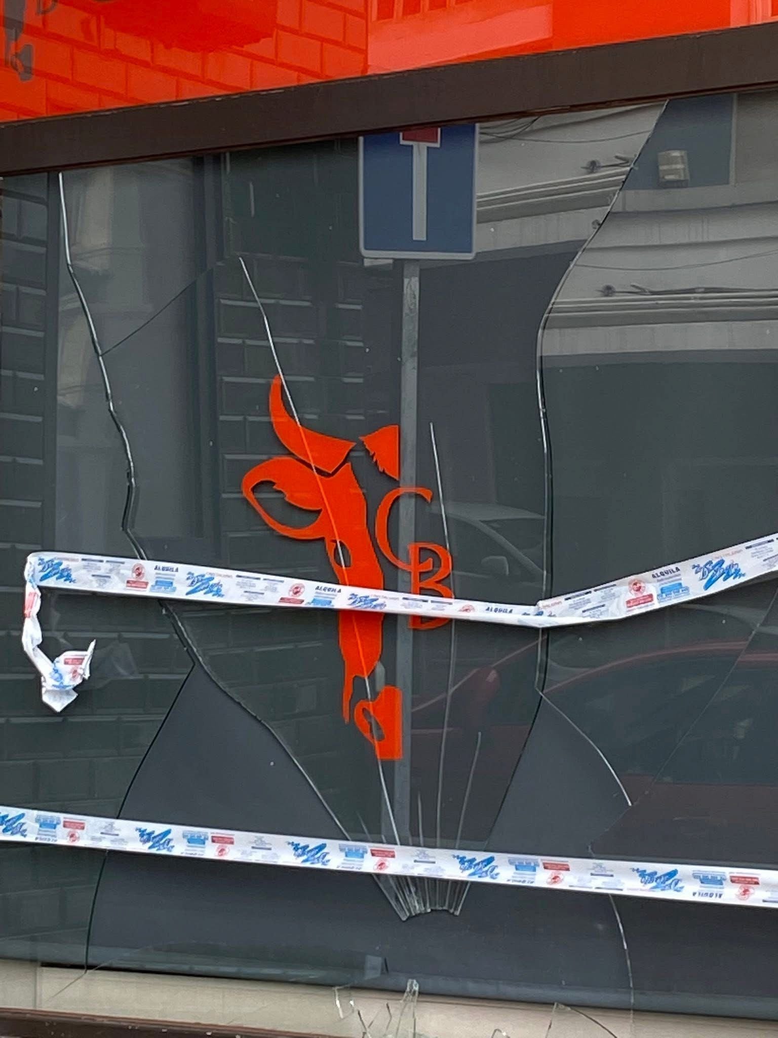 Escaparate roto en una carnicería de la calle Artillería, en Cimavilla (Gijón).