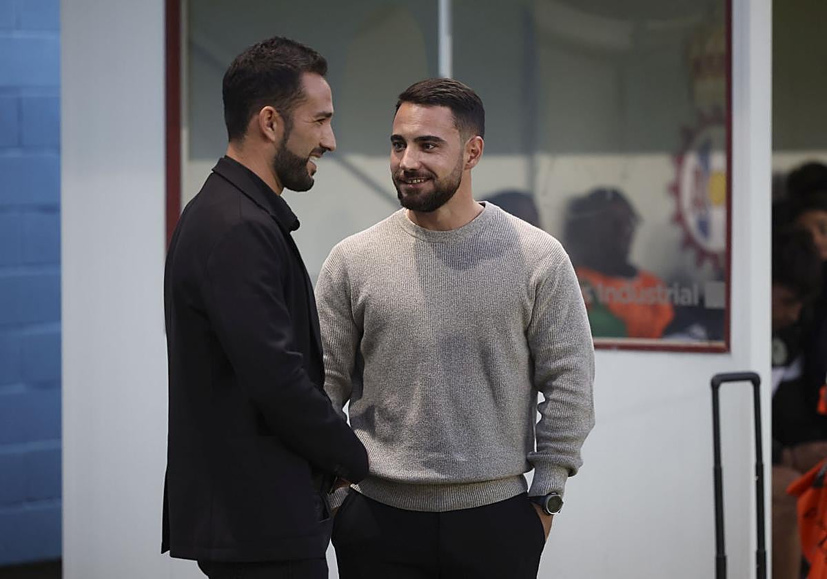 Dani Vidal charla con Jesús Arribas antes del inicio del choque.