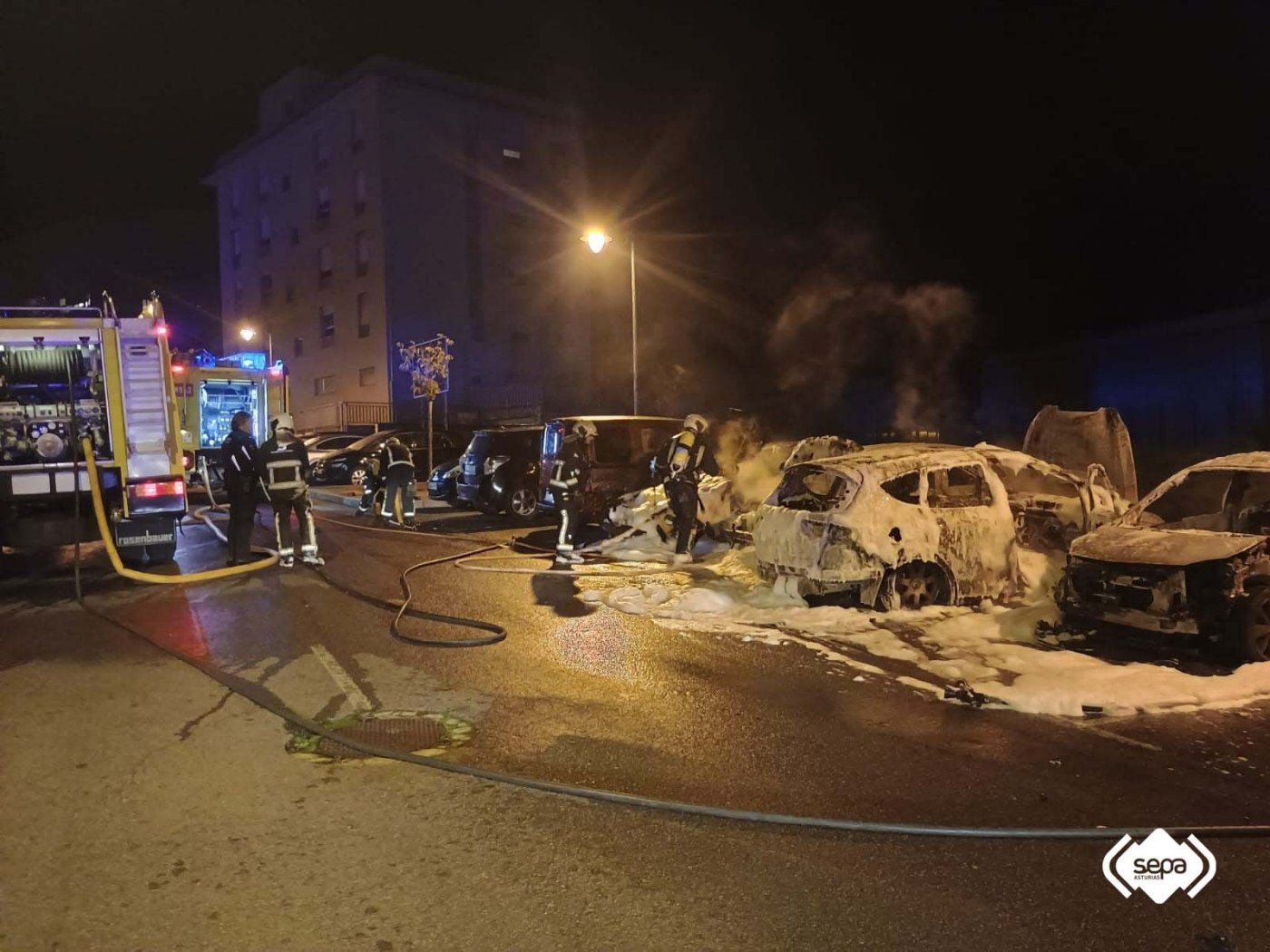 Imagen de los bomberos interviniendo en el incendio de varios vehículos en la calle Balandro.
