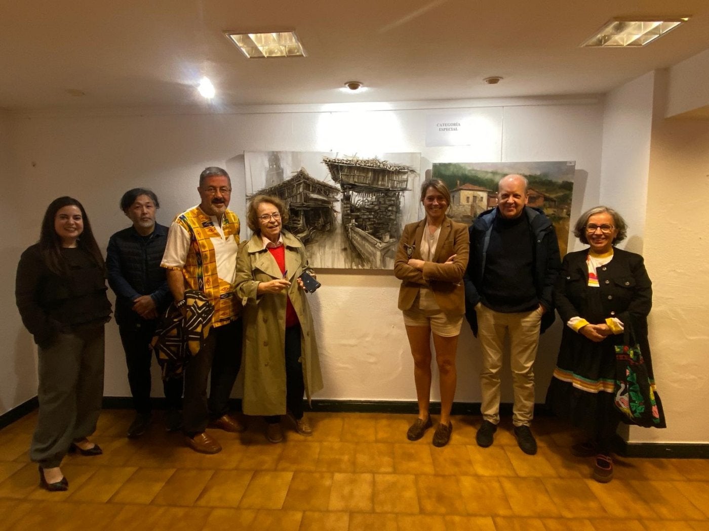 El jurado junto a la obra premiada este año.