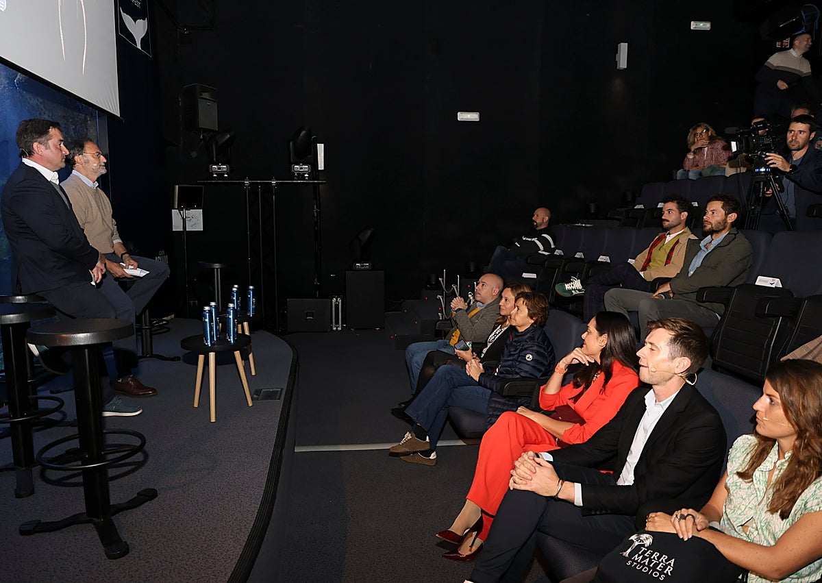 Imagen secundaria 1 - Tobias Nowlan, Alejandro Beneit, Fernándo González Stiges, Carmen Moriyón, María Gálvez, Álex Avello, Jill Fergusón y Rodrigo Pintueles posan durante la presentación de la cuarta edición del Wild Oceans Film Fest en el Bioparc Acuario de Gijón. Debajo, en la sala de proyeccciones. Y sobre estas líneas, la productora Jill Ferguson.