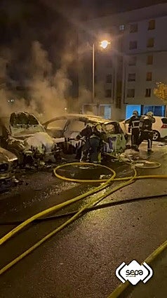 Calcinados cinco vehículos en Avilés por un fuego desatado de madrugada