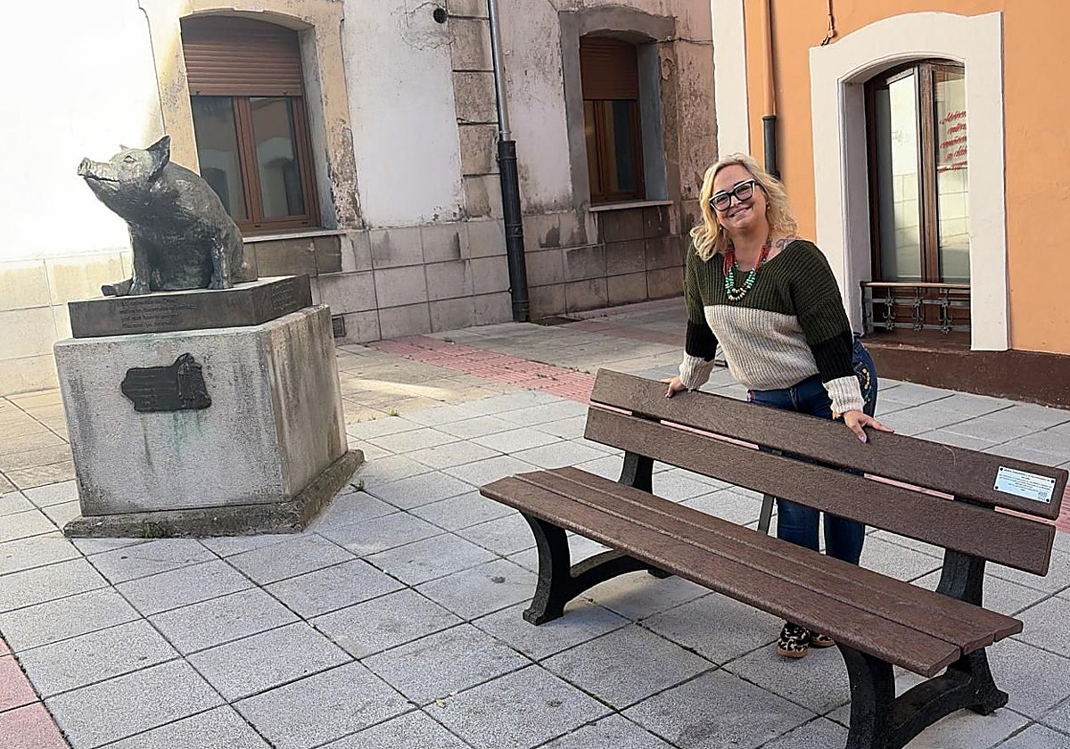 La edil Patricia Redondo, junto al nuevo banco.