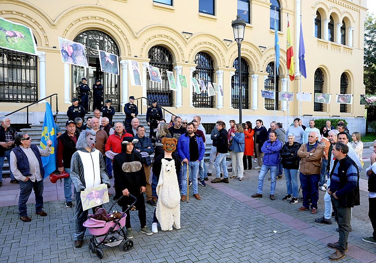 Concentración de ganaderos frente a la sede de Presidencia, en Oviedo.