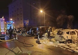 Los bomberos, durante los trabajos de extinción del fuego.