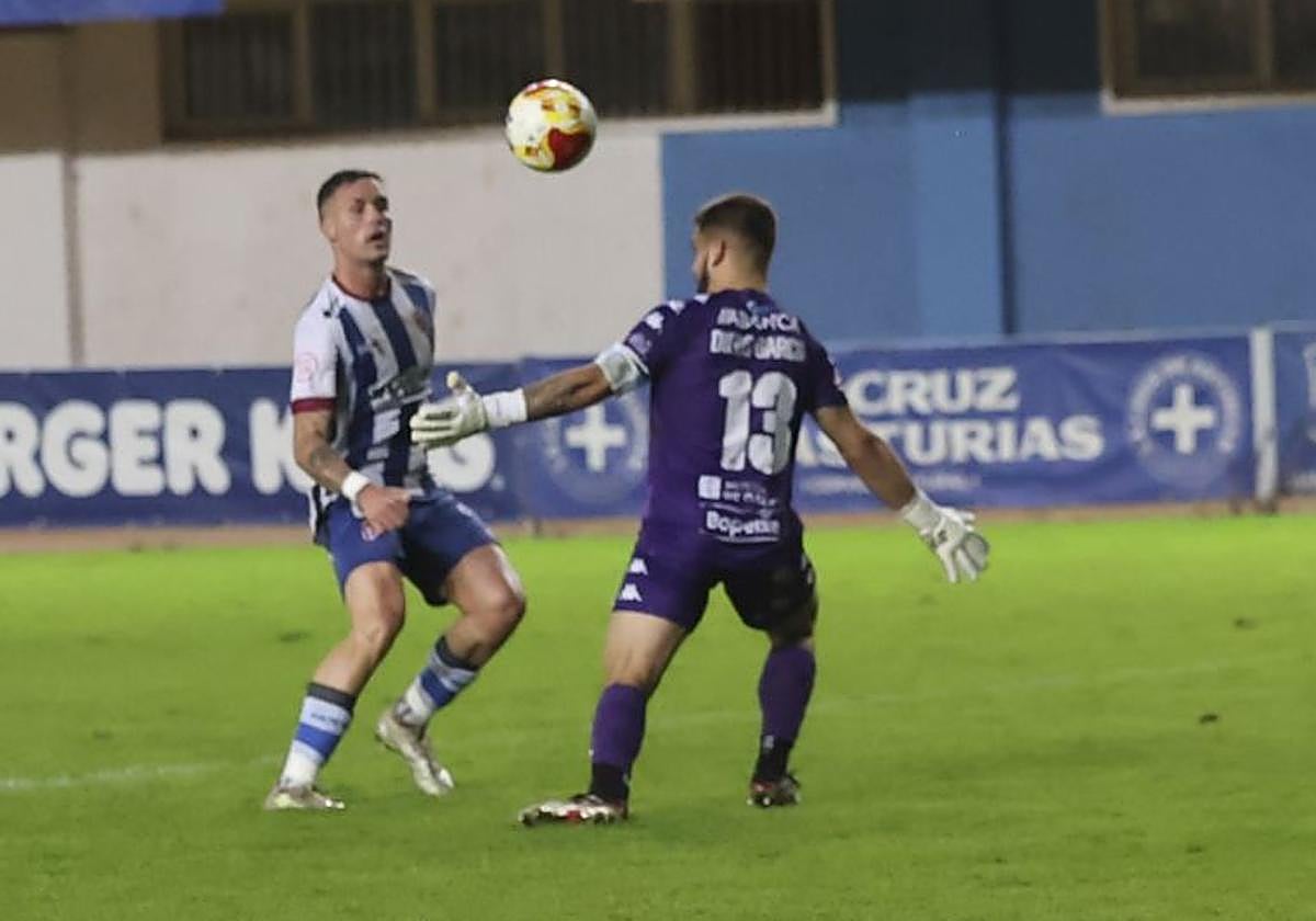 Kevin Bautista supera a Diego García con una vaselina, aunque el gol fue anulado por fuera de juego.