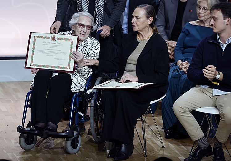 La avilesina, junto a la sobrina de Federico Garcia Lorca.