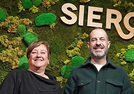 La edil Ana Nosti, con el alcalde, Ángel García, 'Cepi'.