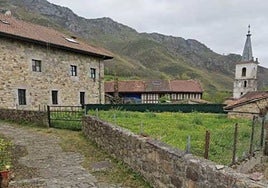 Edificio actual, junto al que se construirá otro en Soto de Agues.