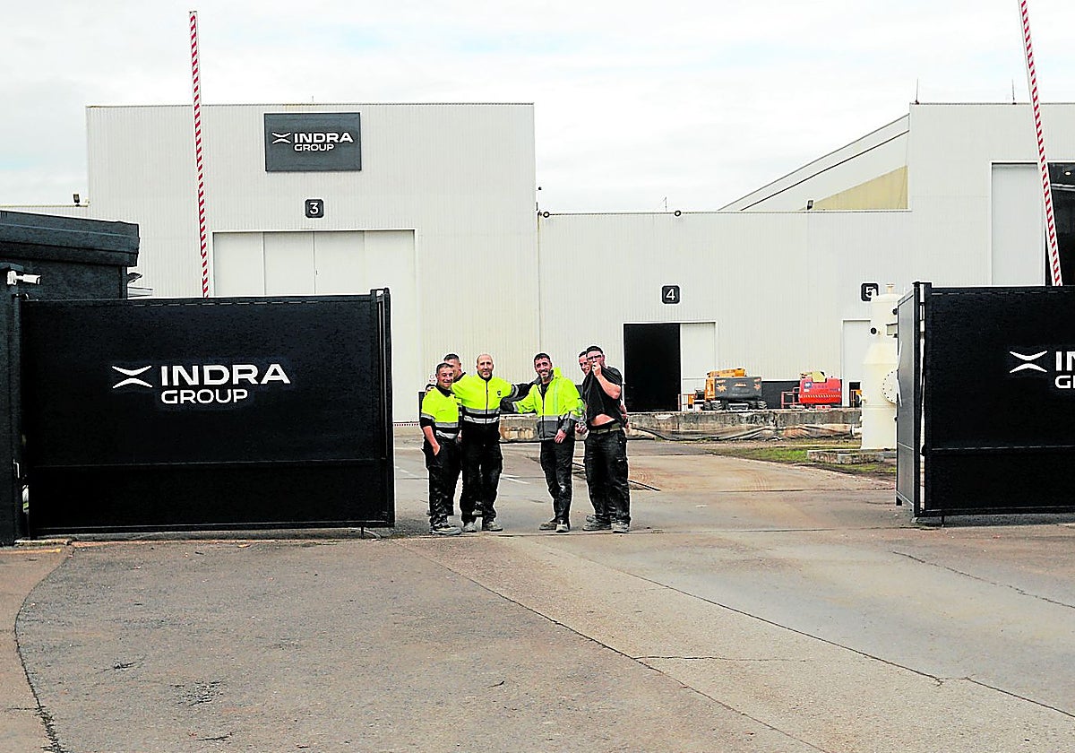 Un grupo de trabajadores, a las puertas de El Tallerón, que ya luce el nombre de Indra.