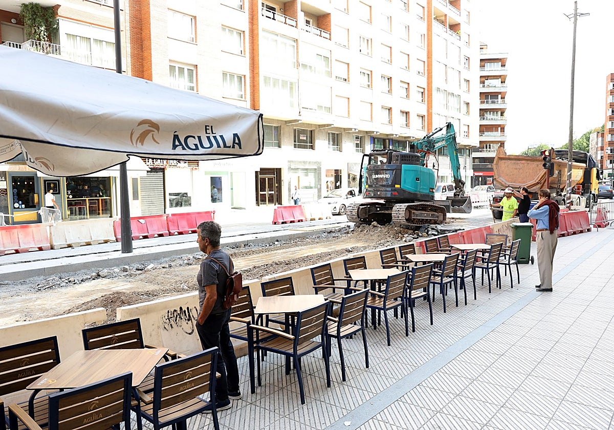 Terrazas instaladas en la avenida de Galicia durante las obras.