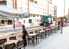 Terrazas instaladas en la avenida de Galicia durante las obras.