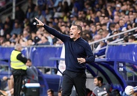 Carrión da instrucciones a sus futbolistas durante el encuentro.