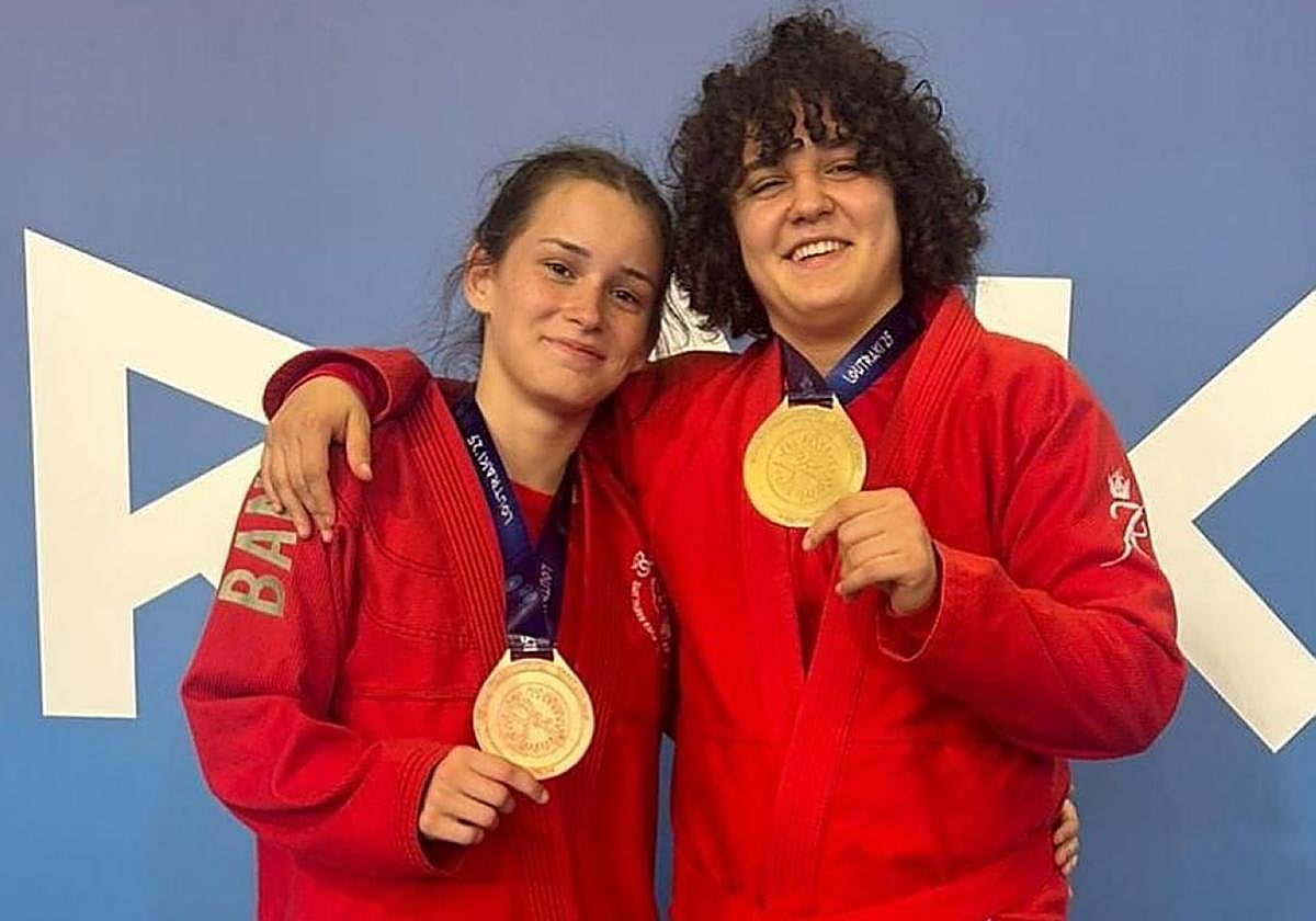 Susana González y Merche García, ayer, con sus medallas.