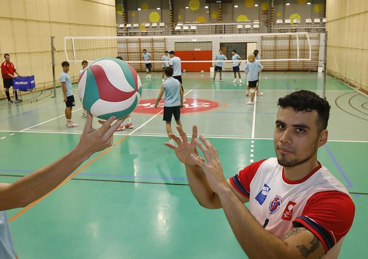Alejandro Mendoza, antes del entrenamiento del CID Jovellanos, en el pabellón de La Arena.