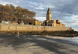 Imagen que ofrecía esta mañana de martes la playa de San Lorenzo, en Gijón, en la zona próxima al Campo Valdés.