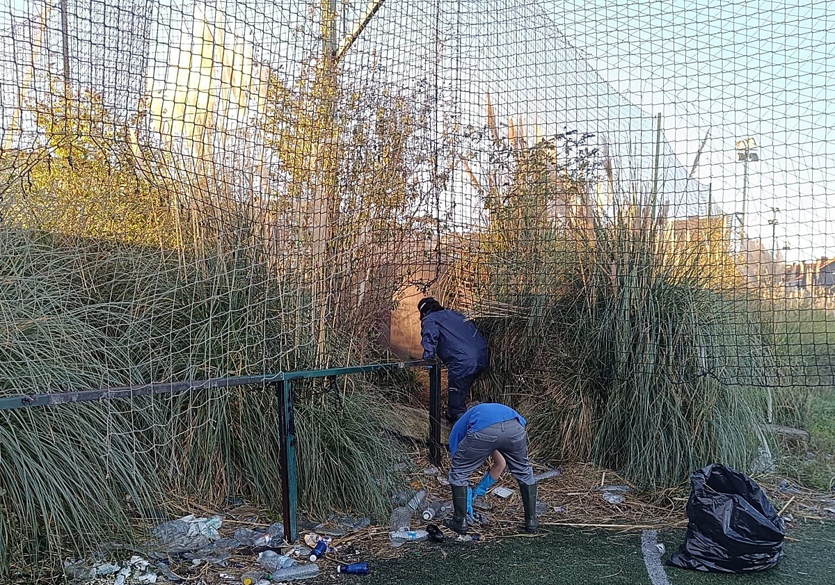Imagen principal - El concejal de Deportes, Jorge Pañeda, visitó el Soccer World para ver la evolución de los trabajos de limpieza.