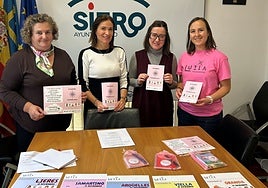 Las ediles Pilar Santianes y María José Fernández, con Consuelo Urdangaray, técnico municipal, y Patricia Sánchez, facilitadora intergeneracional de Luzía Intergeneracional.
