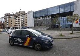 Un coche de la Policía Nacional frente al Palacio de Justicia de Gijón.