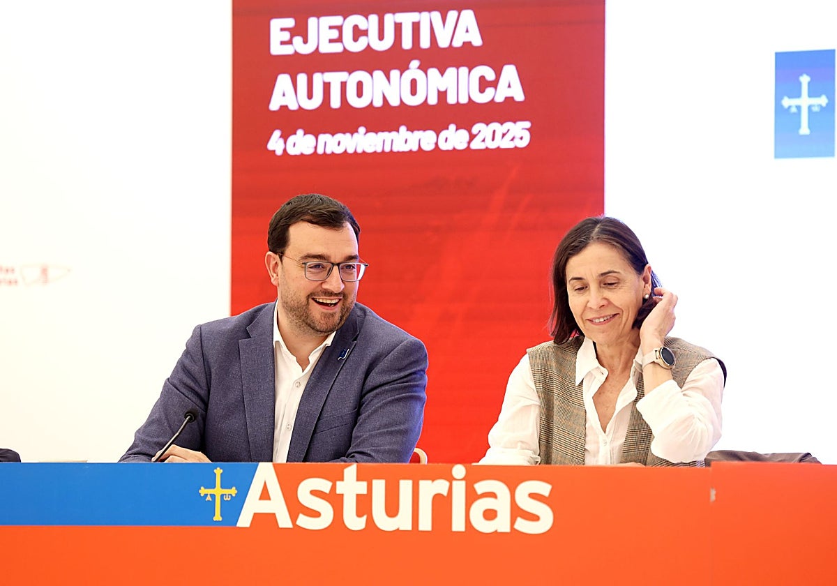 Adrián Barbón conversa con la vicesecretaria general de Política Autonómica de la FSA y portavoz del PSOE en la Junta General, Dolores Carcedo, al inicio de la ejecutiva.
