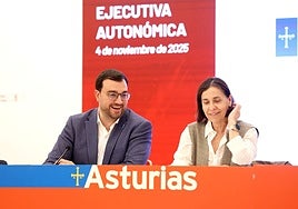 Adrián Barbón conversa con la vicesecretaria general de Política Autonómica de la FSA y portavoz del PSOE en la Junta General, Dolores Carcedo, al inicio de la ejecutiva.