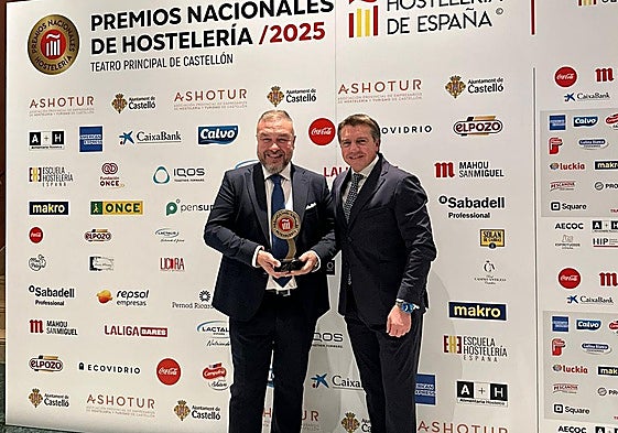 Pedro Caramés, con el galardón, junto a José Luis Álvarez Almeida.