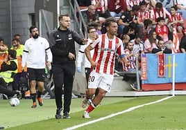 Kevin Vázquez, en un choque de la presente temporada en El Molinón.