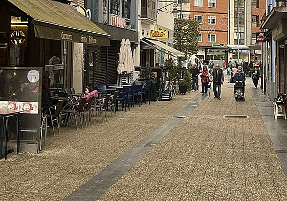 Avenida del Conde de Santa Bárbara, una de las calles peatonales de Pola de Siero.
