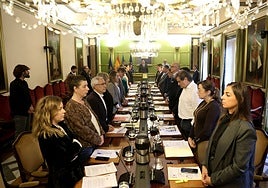 La Corporación municipal guardó un minuto de silencio en recuerdo de la exconcejala Mercedes González.