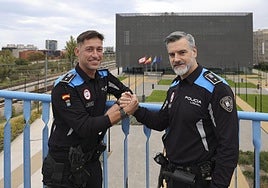 David Aguado y Félix Rodríguez, los policias locales de Gjión que rescataron a una mujer inconsciente de un incendio en Ceares.