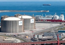 Regasificadora de El Musel, en Gijón, durante la operación de carga de un buque.