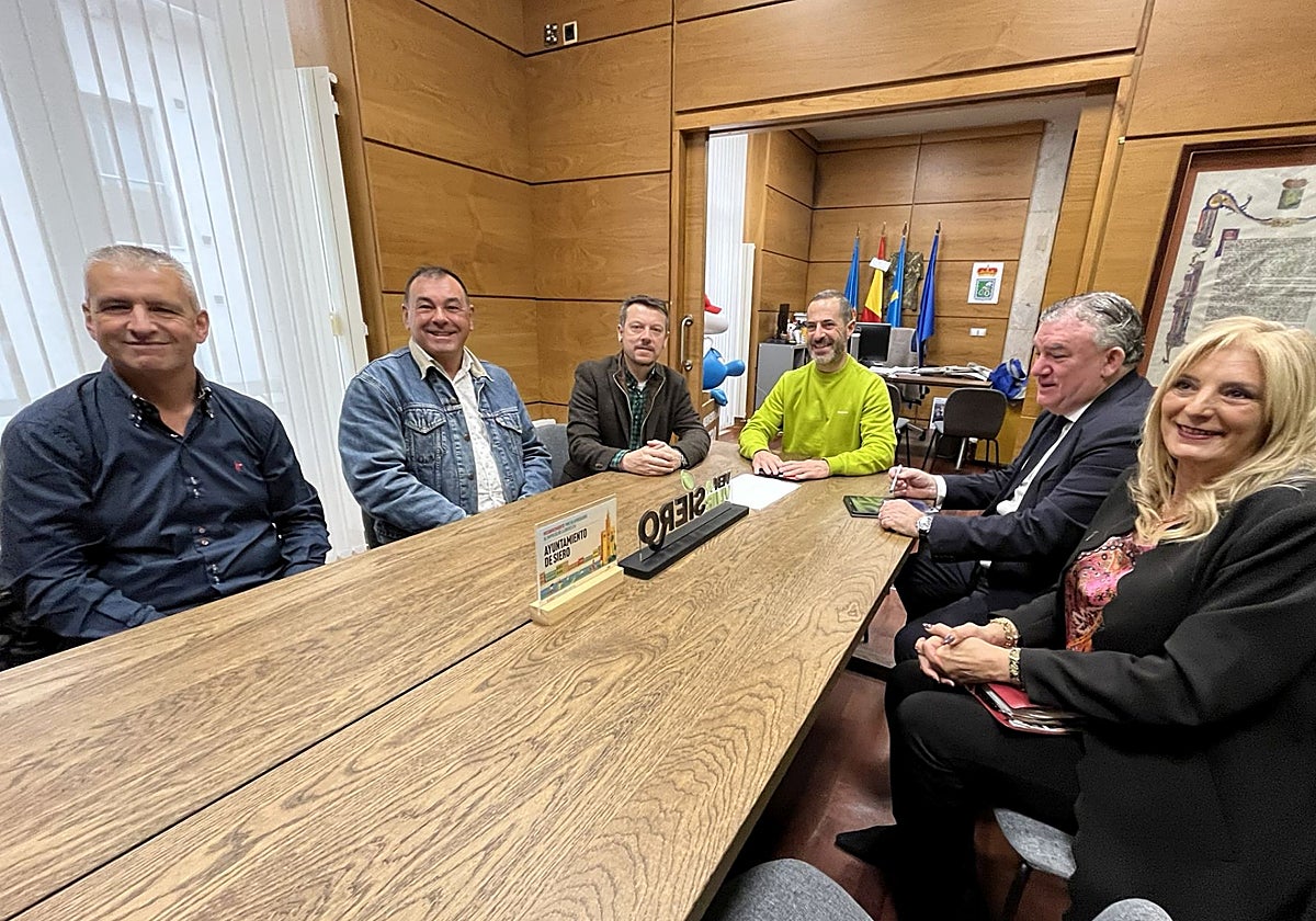 Xuacu Areces, Valentín Fuente y Miguel Ánxel Montenegro, de la asociación, con el alcalde de Siero, Ángel García; el secretario municipal, Felipe Fanjul, y la edil de Cultura, Aurora Cienfuegos.
