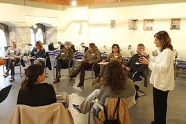 La concejala de Ciudad Saludable, Ana Suárez Guerra, se dirige a los asistentes a la reunión de la Mesa Intersectorial de Salud.