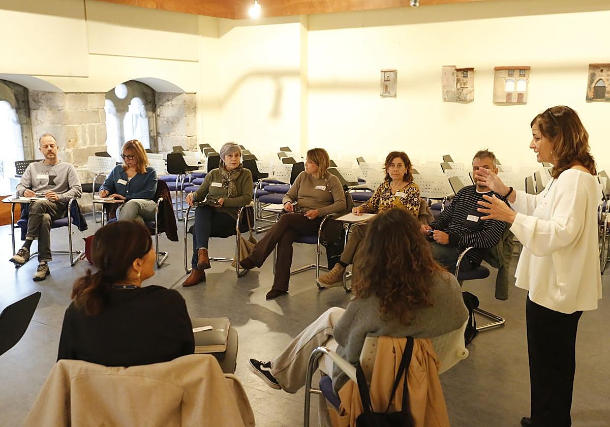 La concejala de Ciudad Saludable, Ana Suárez Guerra, se dirige a los asistentes a la reunión de la Mesa Intersectorial de Salud.