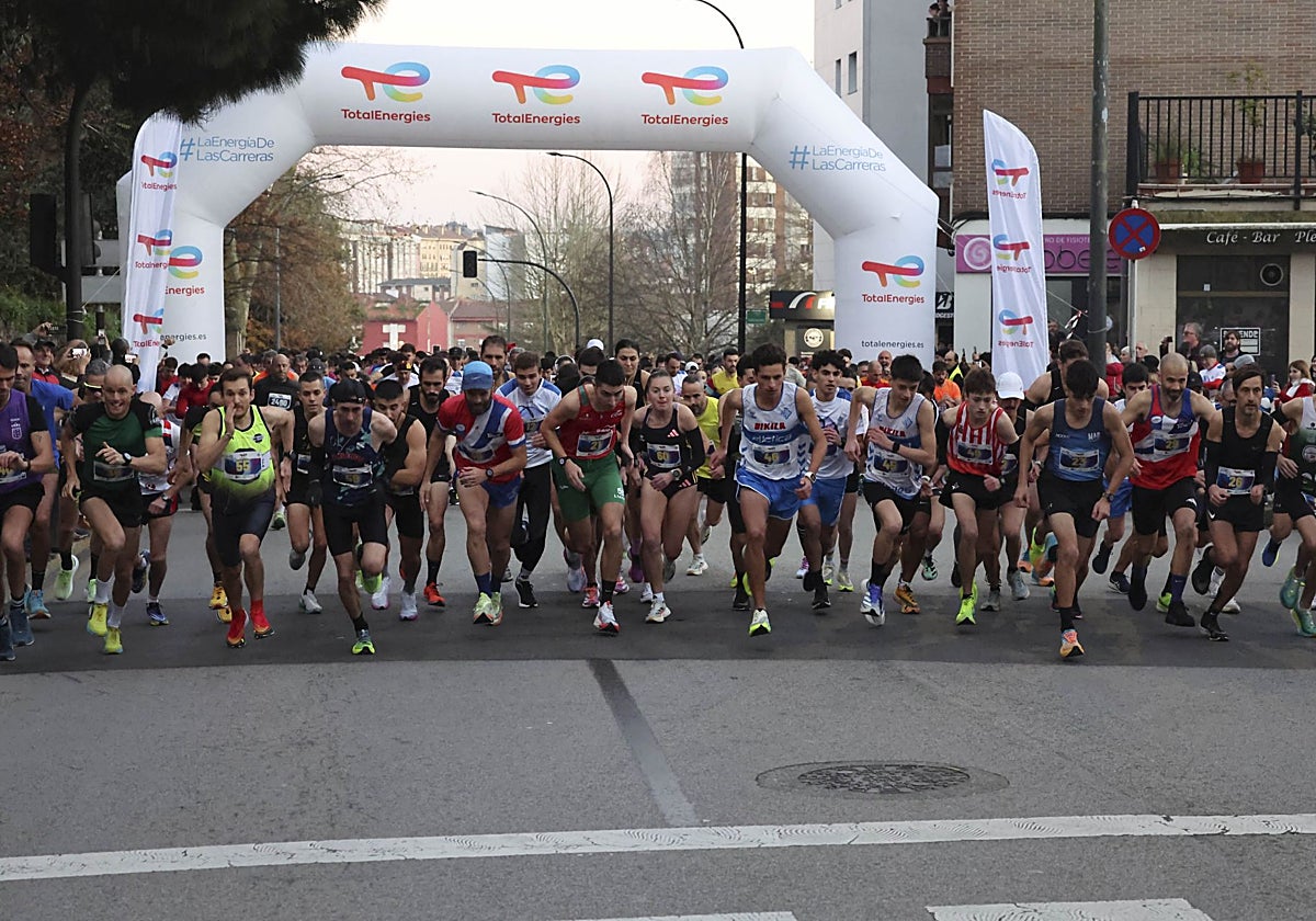 Salida de la edición de 2024 de la San Silvestre de Avilés en la avenida de Cervantes.