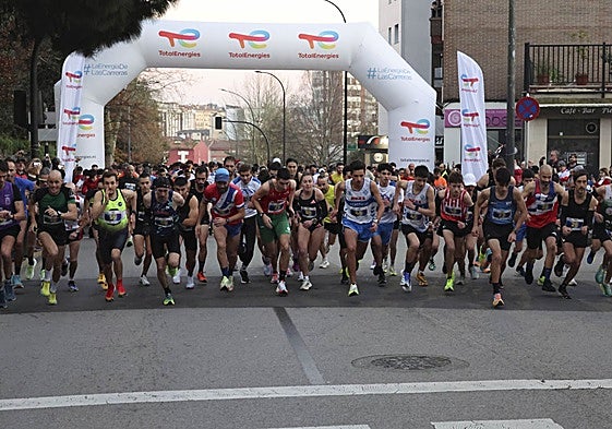 Salida de la edición de 2024 de la San Silvestre de Avilés en la avenida de Cervantes.