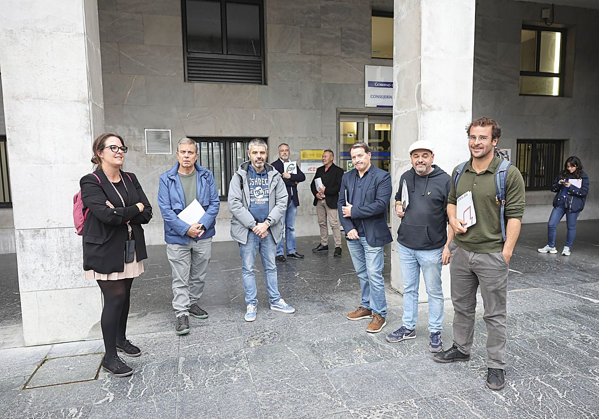 Los representantes de los sindicatos de enseñanza, ante la la sede de la Consejería de Educación, antes de comenzar la reunión.