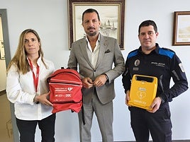 Eulalia Cano, responsable de Almas Industries, Eloy Alonso y Jesús Carbajal con los nuevos desfibriladores