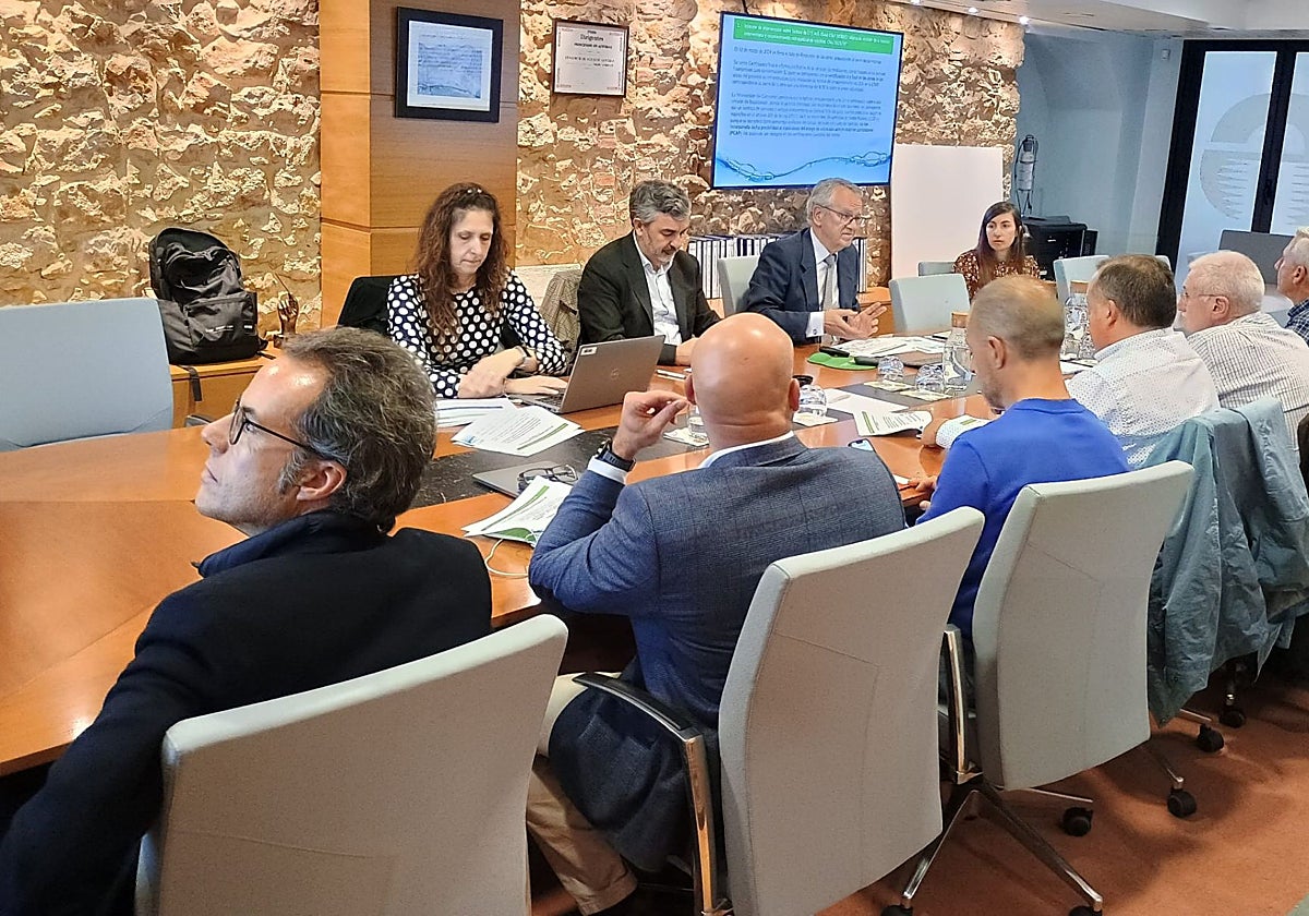 De frente, de derecha a izquierda, el gerente de Cadasa, Manuel Gutiérrez; el consejero de Movilidad, Medio Ambiente y Gestión de Emergencias, Alejandro Calvo, y la directora general del Agua, Vanesa Mateo.